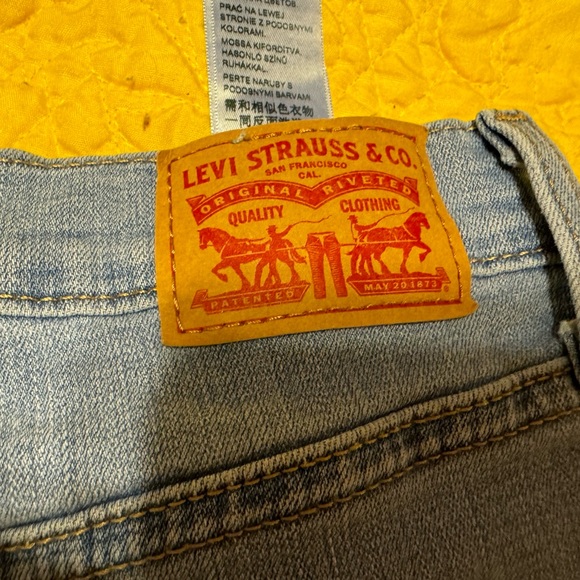 Levi shorts great condition! Mid length - Picture 4 of 4